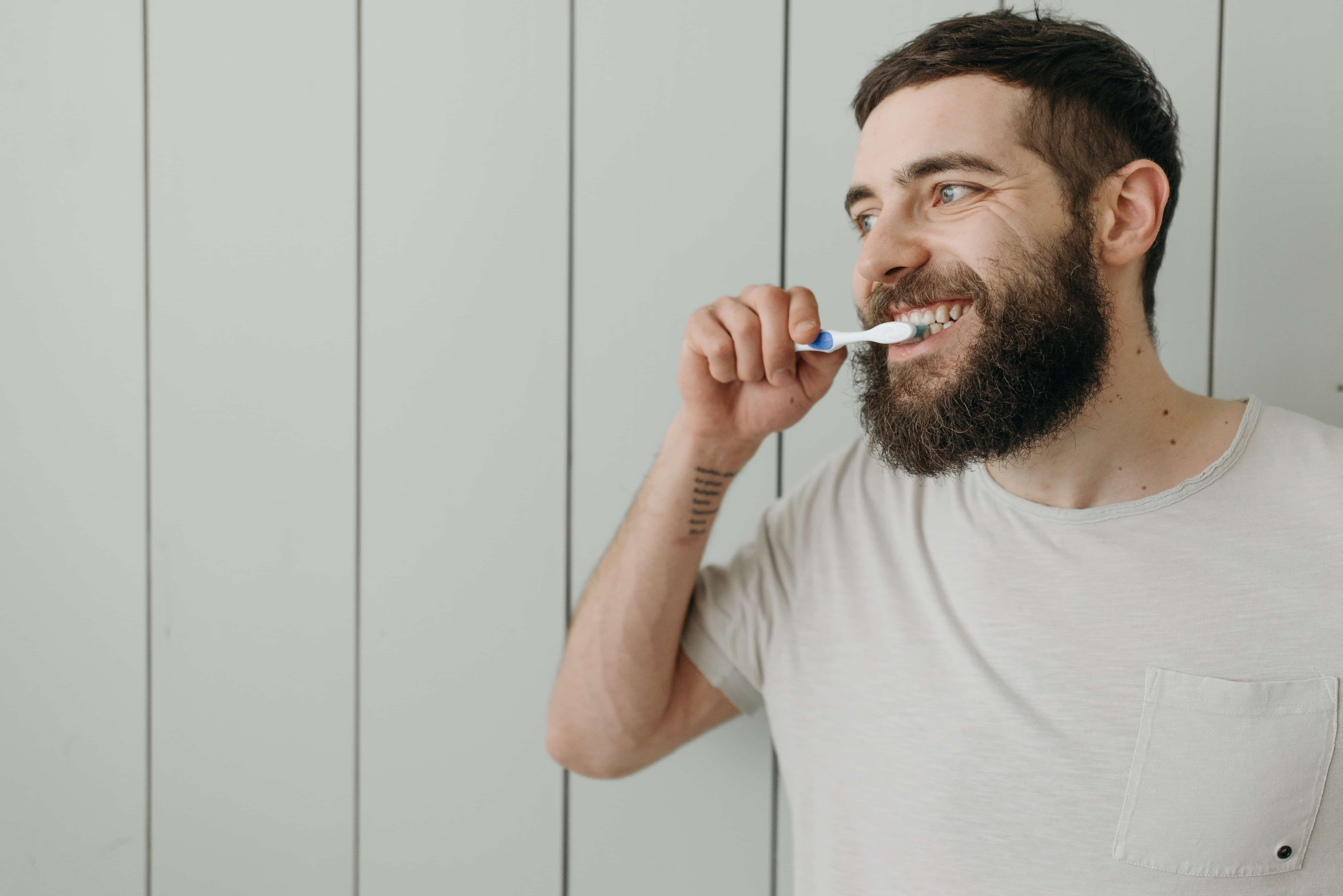 Brosse à dents manuelle ou électrique : quelles sont les différences? - Centre Dentaire Beauport